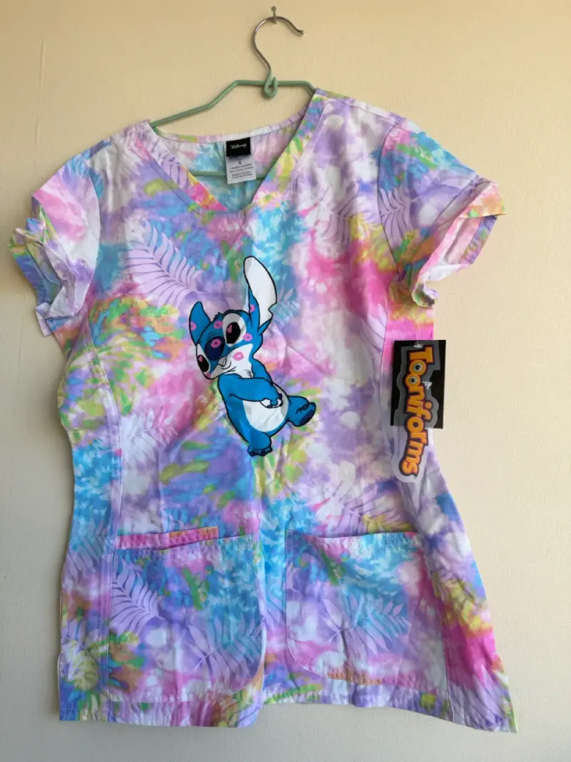Polera clinica estampada Disney Stitch multicolor