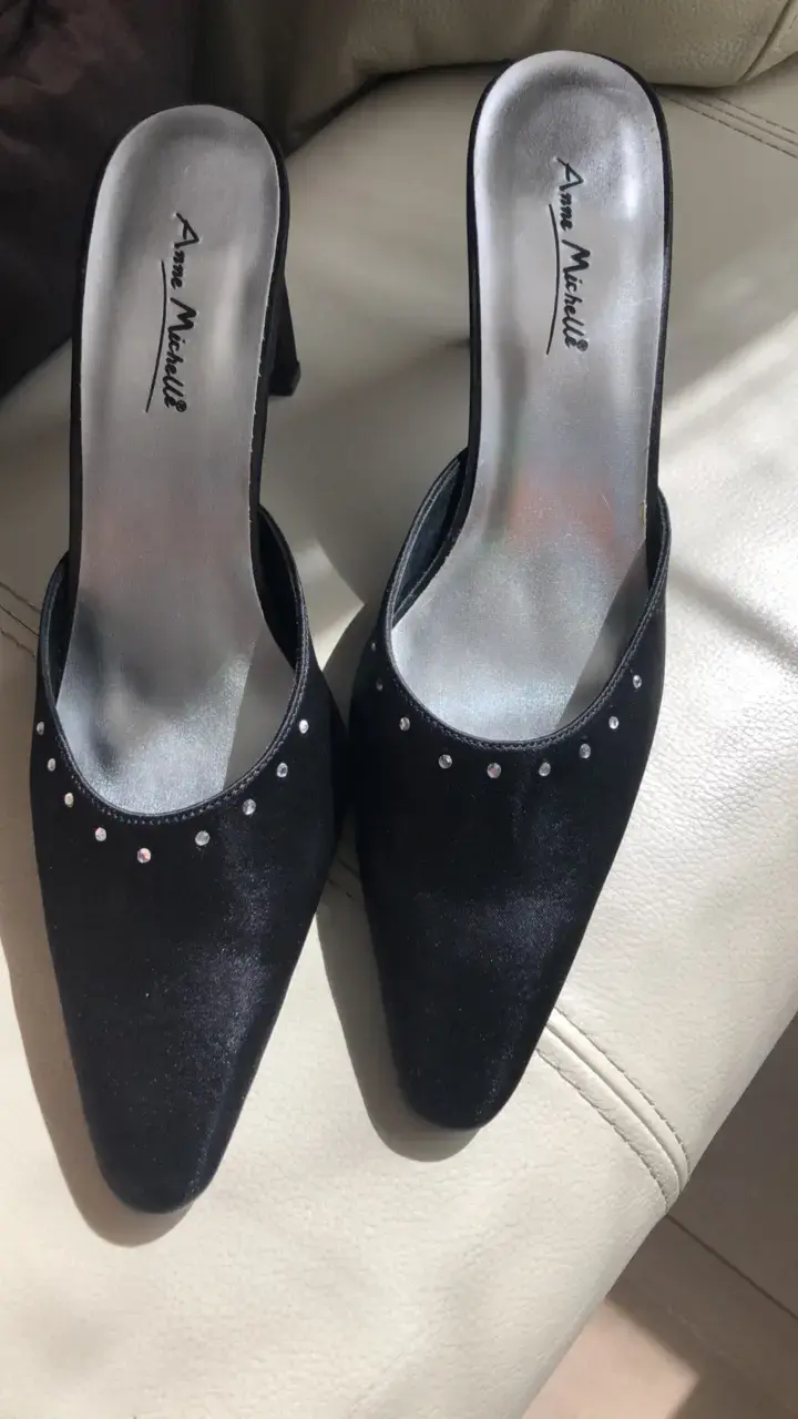 Tacones negros con detalles brillantes Anne Michelle - 1