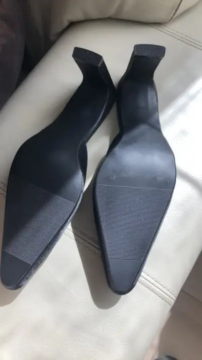 Tacones negros con detalles brillantes Anne Michelle - miniatura 2