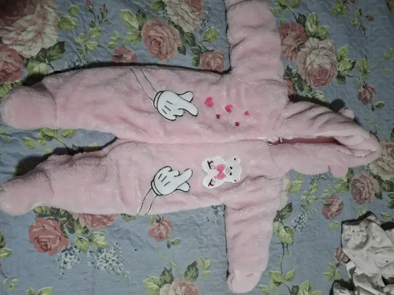 Enterito de bebé rosado con diseño de oso