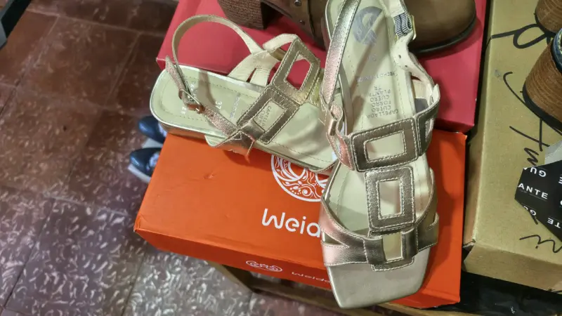 Sandalias doradas de cuero Giani Da firenze - 3
