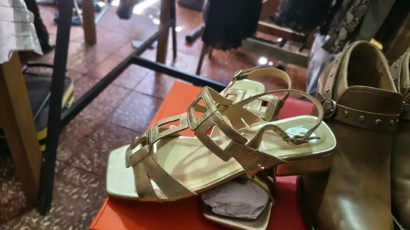 Sandalias doradas de cuero Giani Da firenze - 4