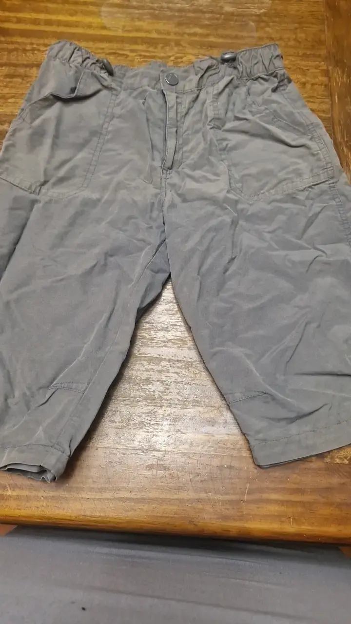 Bermudas grises para niño con bolsillos - 1