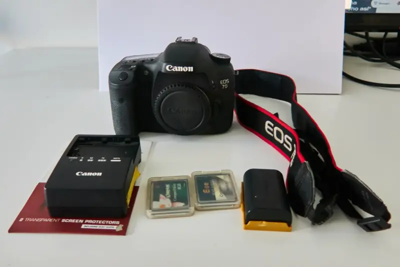 Cámara Canon EOS 7D con accesorios - 1
