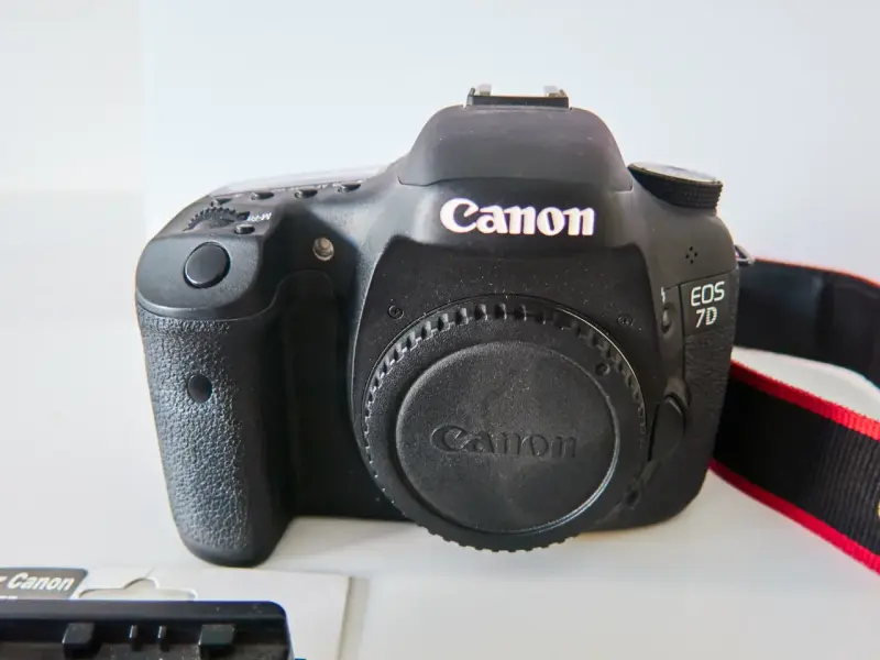 Cámara Canon EOS 7D con accesorios - 2