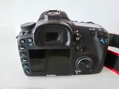 Cámara Canon EOS 7D con accesorios - miniatura 3