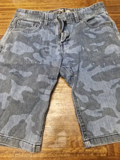 Bermudas de mezclilla camufladas para hombre - miniatura 1