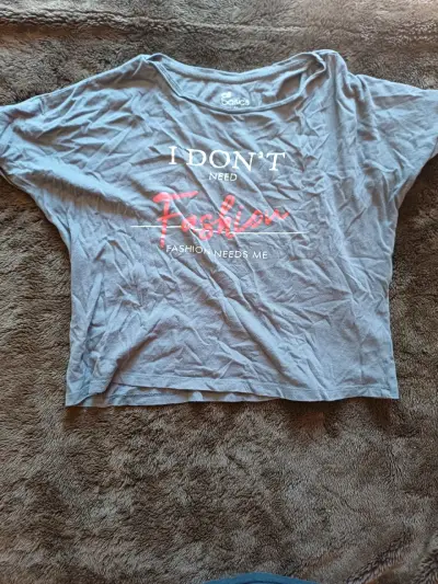 Polera gris con estampado 'I Don't Need Fashion' - miniatura 1