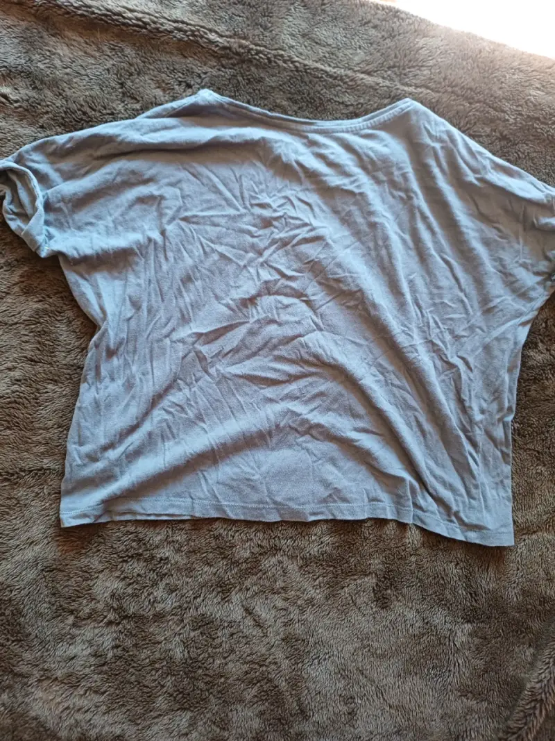 Polera gris con estampado 'I Don't Need Fashion' - 2