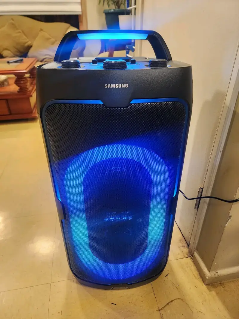 Parlante Samsung Sound Tower ST50F con luces LED - 2