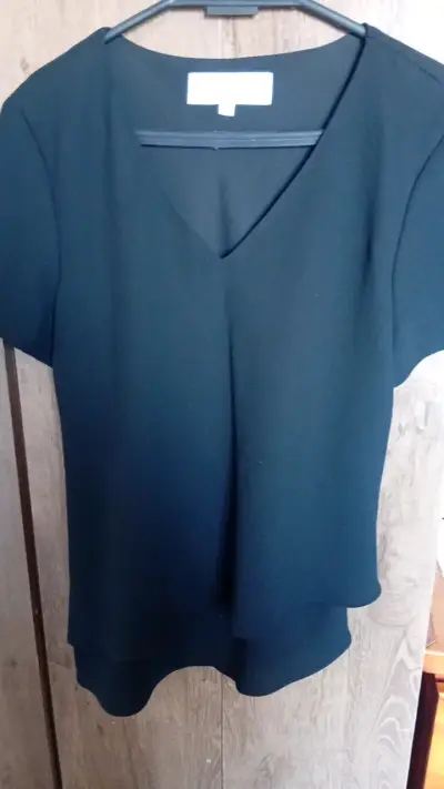 Blusa negra de mujer con cuello en V - miniatura 1