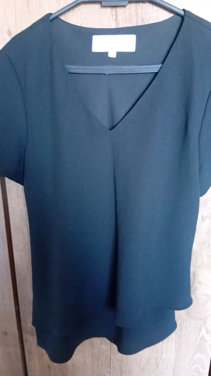 Blusa negra de mujer con cuello en V - 2