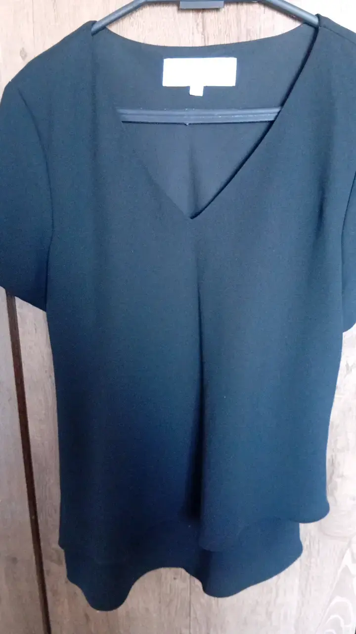 Blusa negra de mujer con cuello en V - 3