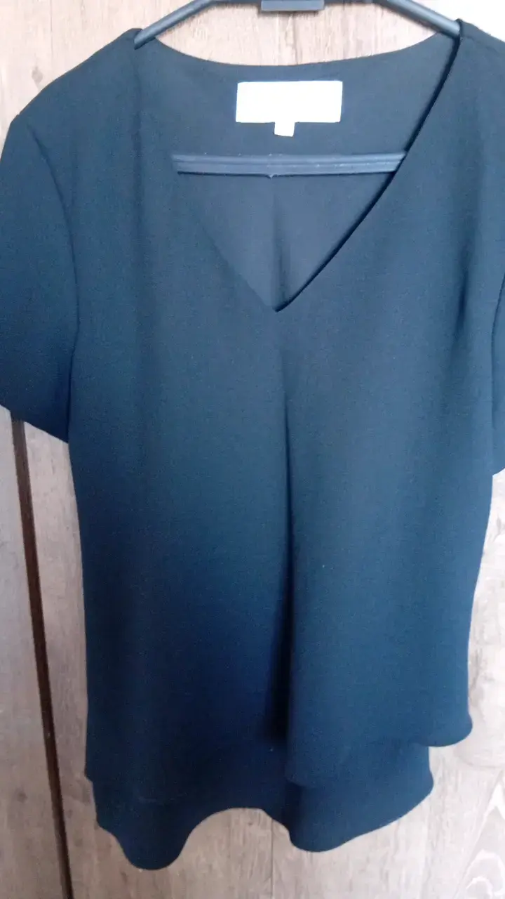 Blusa negra de mujer con cuello en V - 4