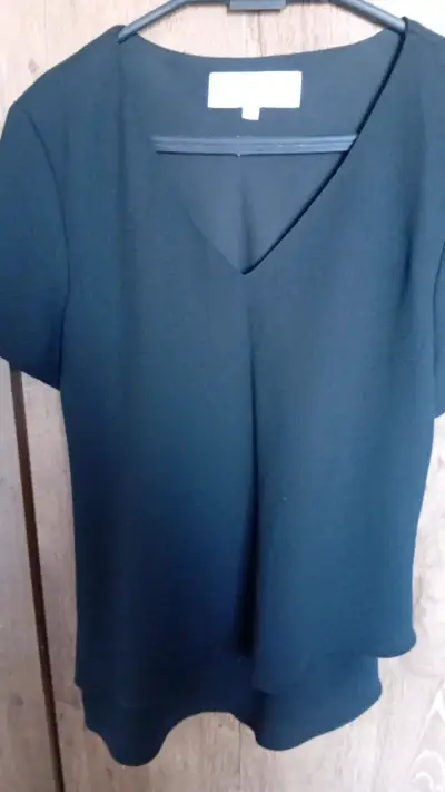 Blusa negra de mujer con cuello en V - miniatura 4