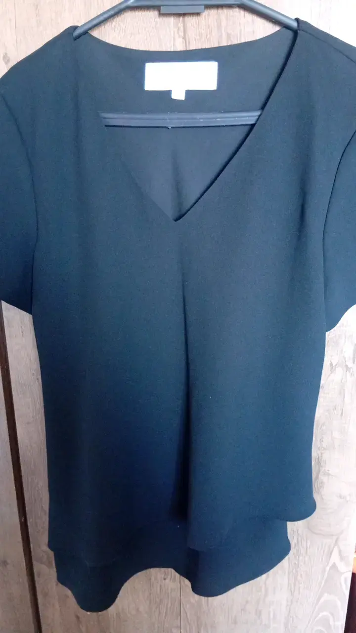 Blusa negra de mujer con cuello en V - 5