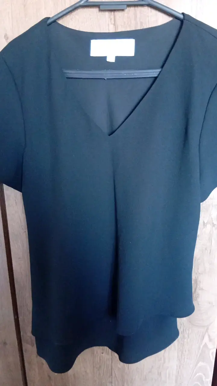 Blusa negra de mujer con cuello en V - 6