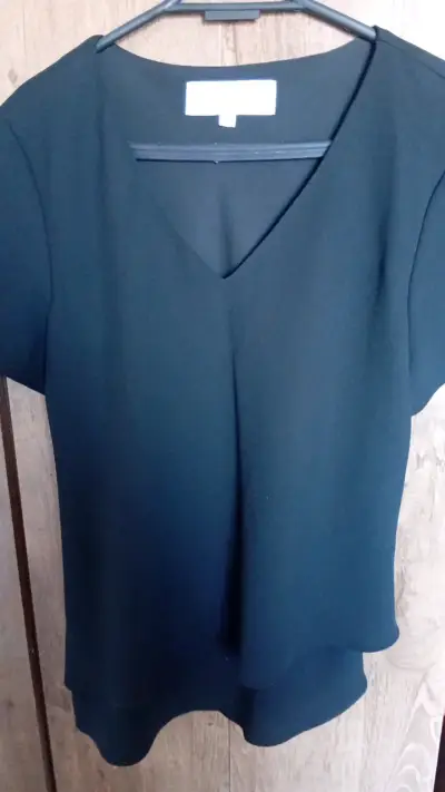 Blusa negra de mujer con cuello en V - miniatura 6