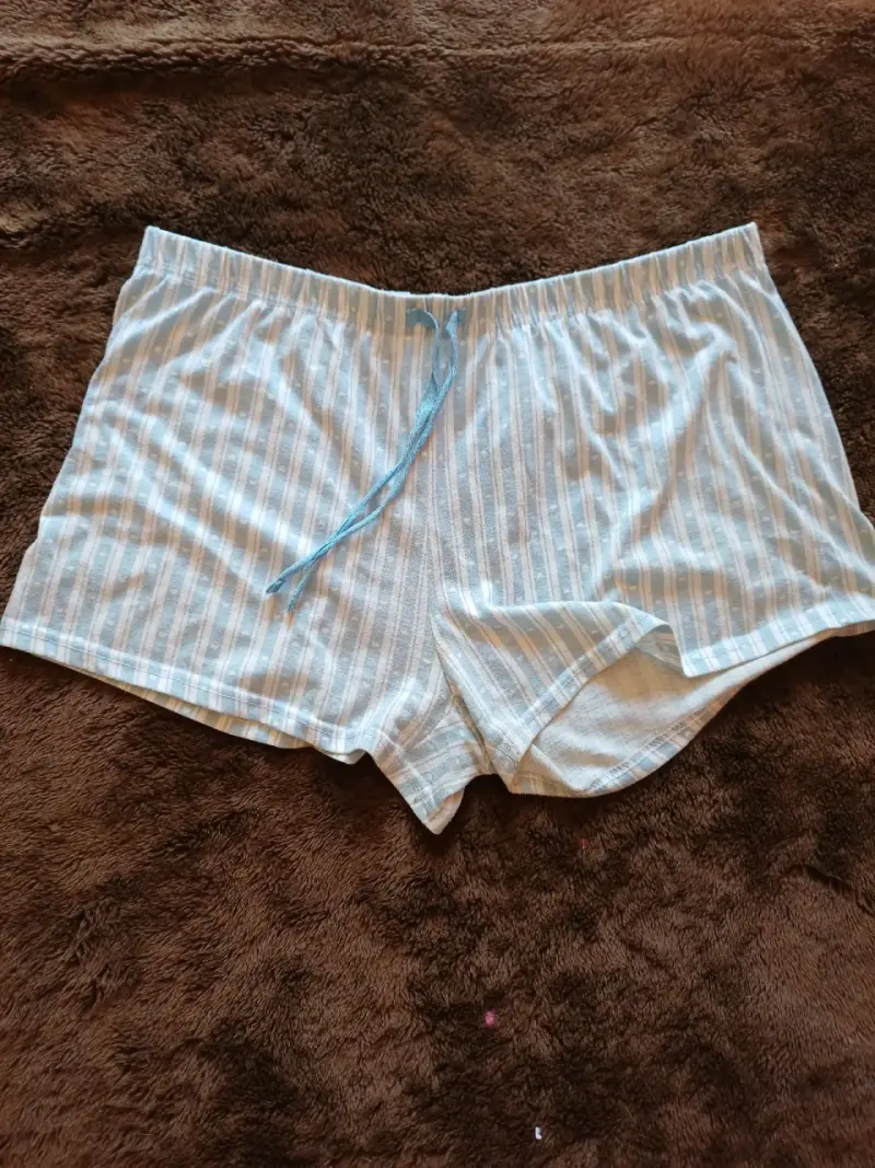 Shorts de dormir a rayas con corazones