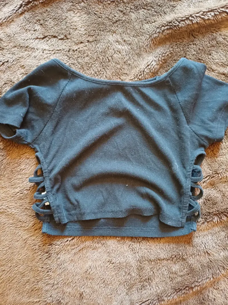 Top corto negro con detalles laterales