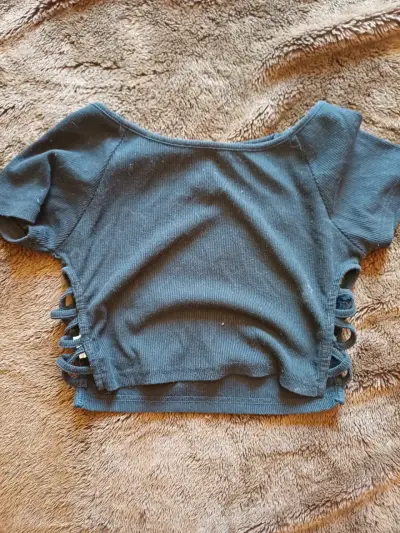 Top corto negro con detalles laterales - miniatura 1