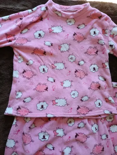 Pijama polar infantil rosa con ovejas - miniatura 3