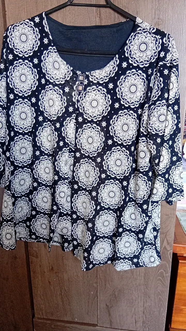 Blusa estampada de manga larga azul y blanca - 4