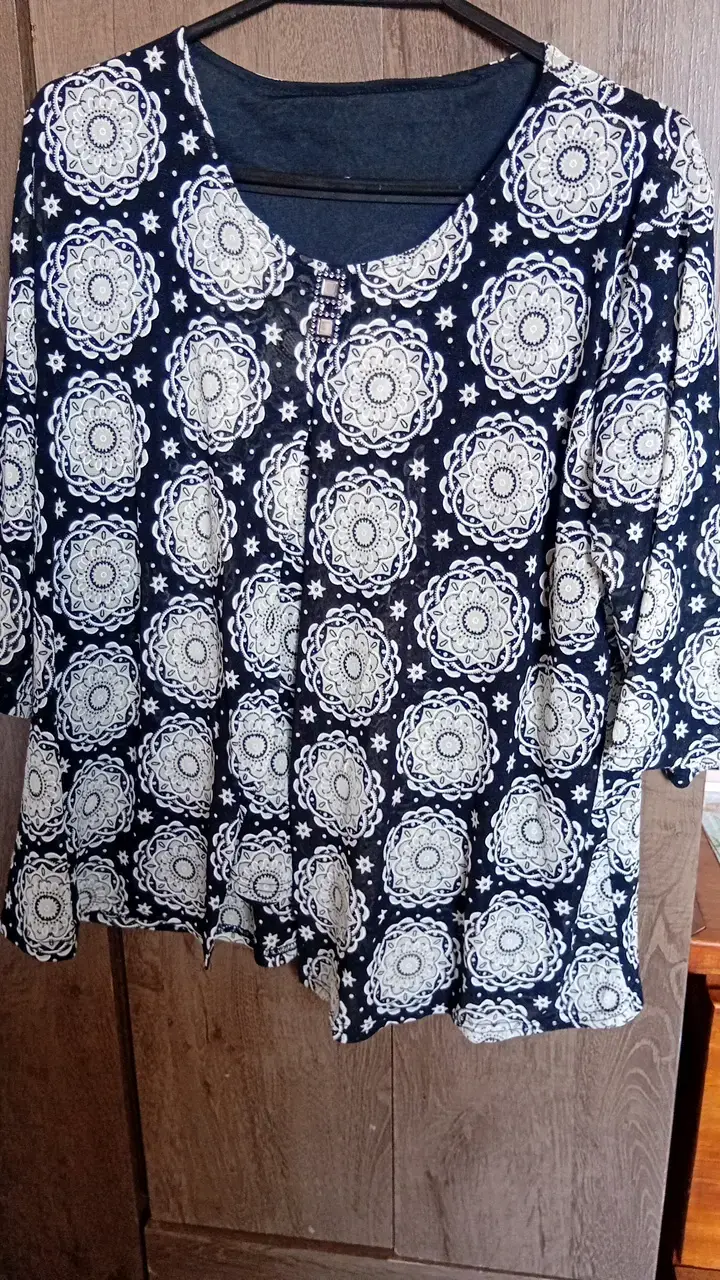 Blusa estampada de manga larga azul y blanca - 5
