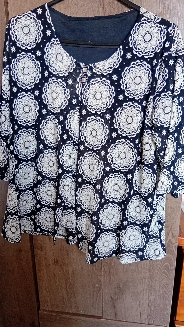 Blusa estampada de manga larga azul y blanca - 6