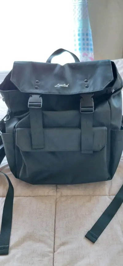 Mochila negra con bolsillos y correas ajustables - miniatura 1