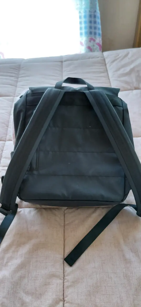 Mochila negra con bolsillos y correas ajustables - 2