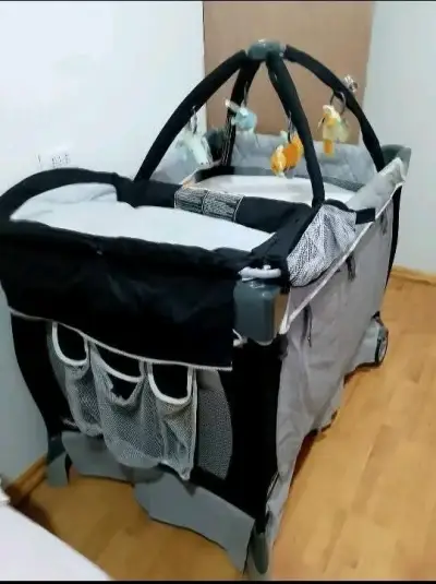 Cuna corral para bebé con móvil de juguetes - miniatura 1