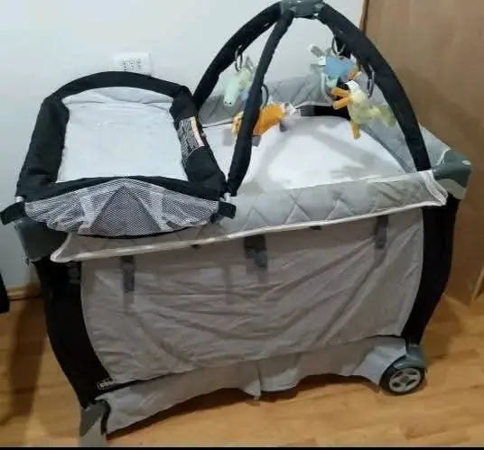 Cuna corral para bebé con móvil de juguetes - 2