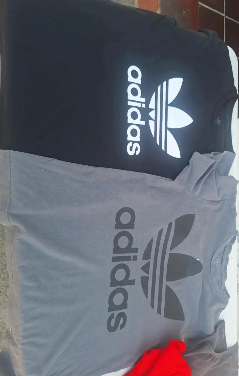 Poleras Adidas negras y grises con logo