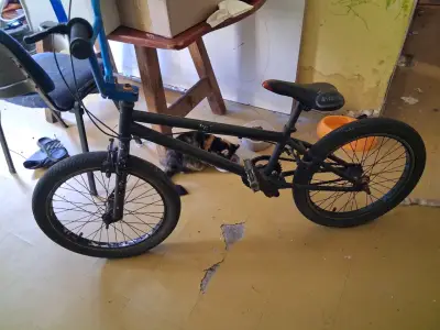 Bicicleta BMX negra con manubrio azul - miniatura 1