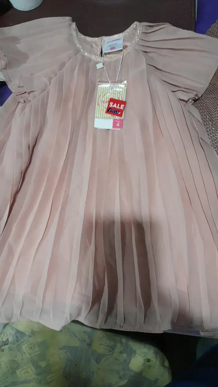 Vestido plisado rosa talla 4 para niña