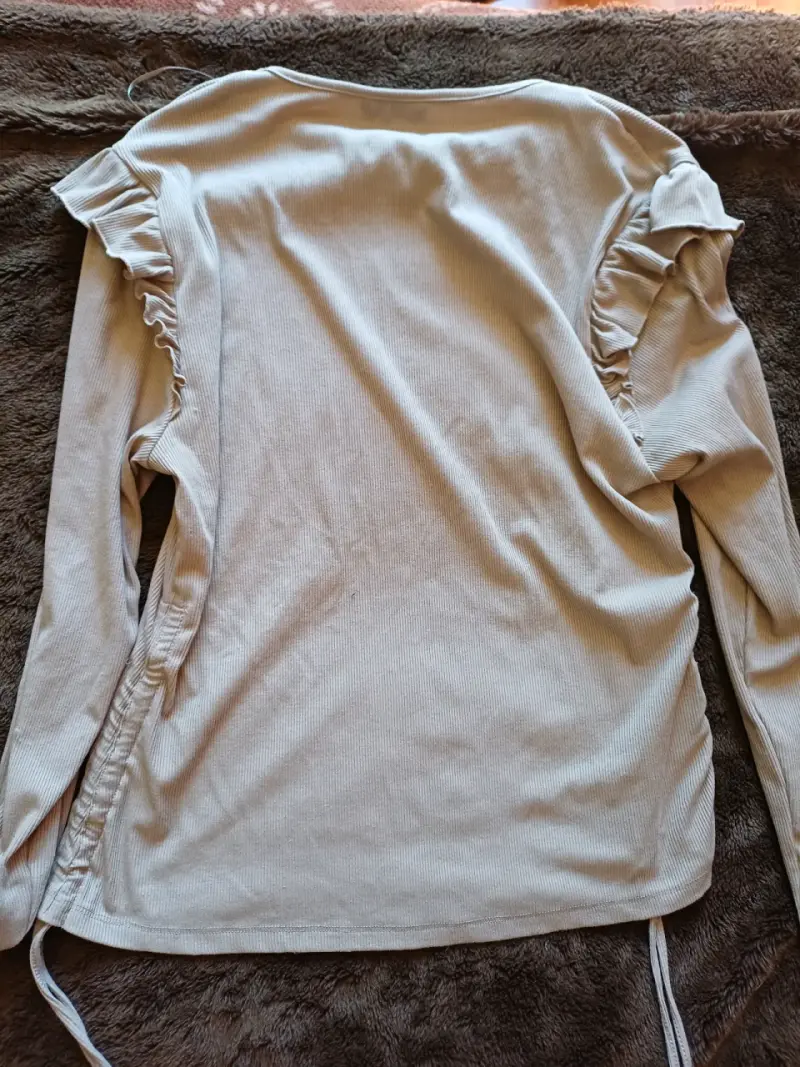 Polera manga larga con volantes beige