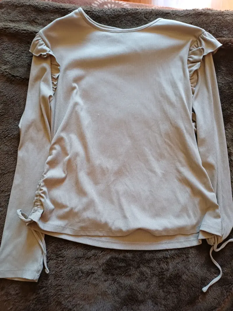 Polera manga larga con volantes beige - 2