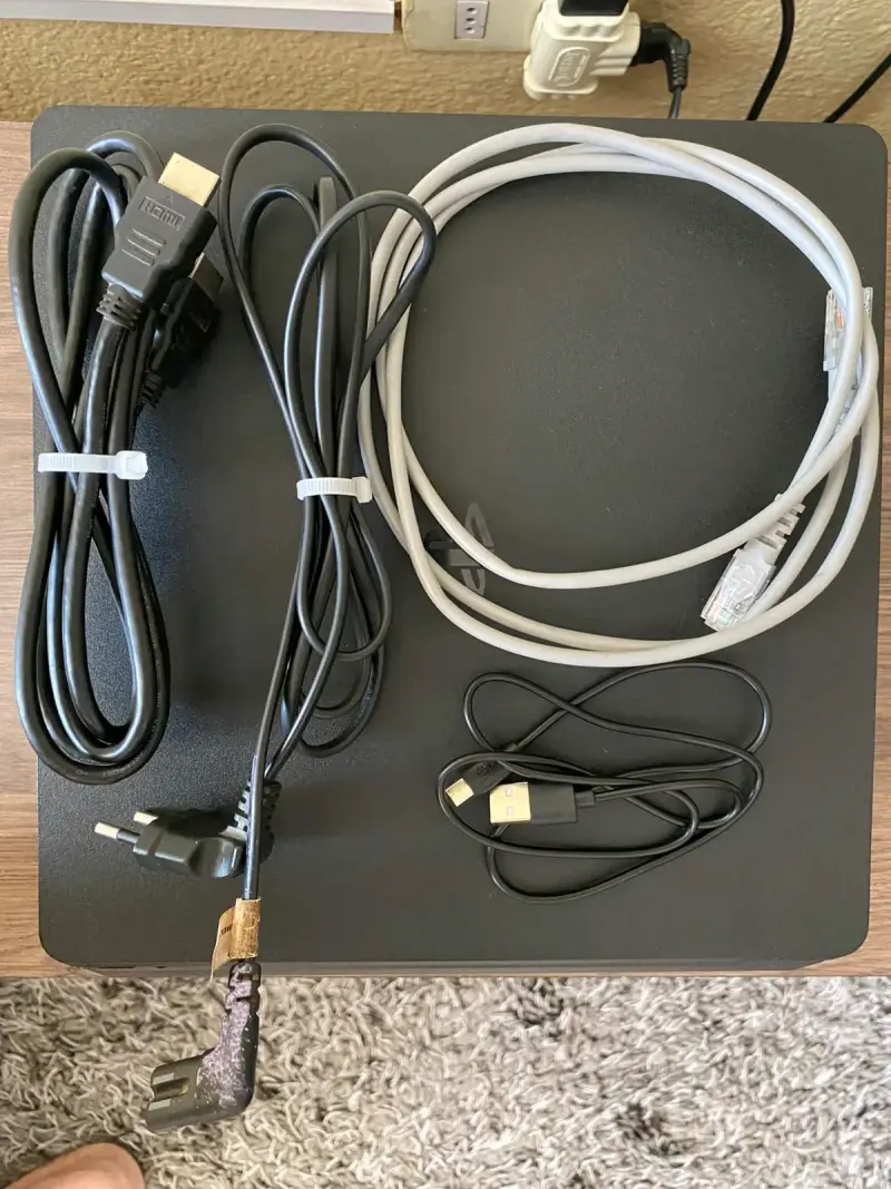 Consola PlayStation 4 Slim con control y cables - 2