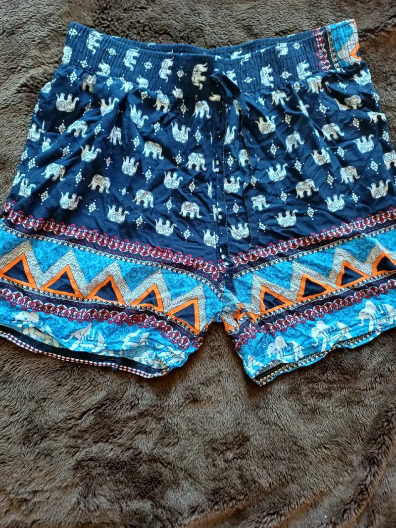 Shorts estampados con elefantes y patrones étnicos