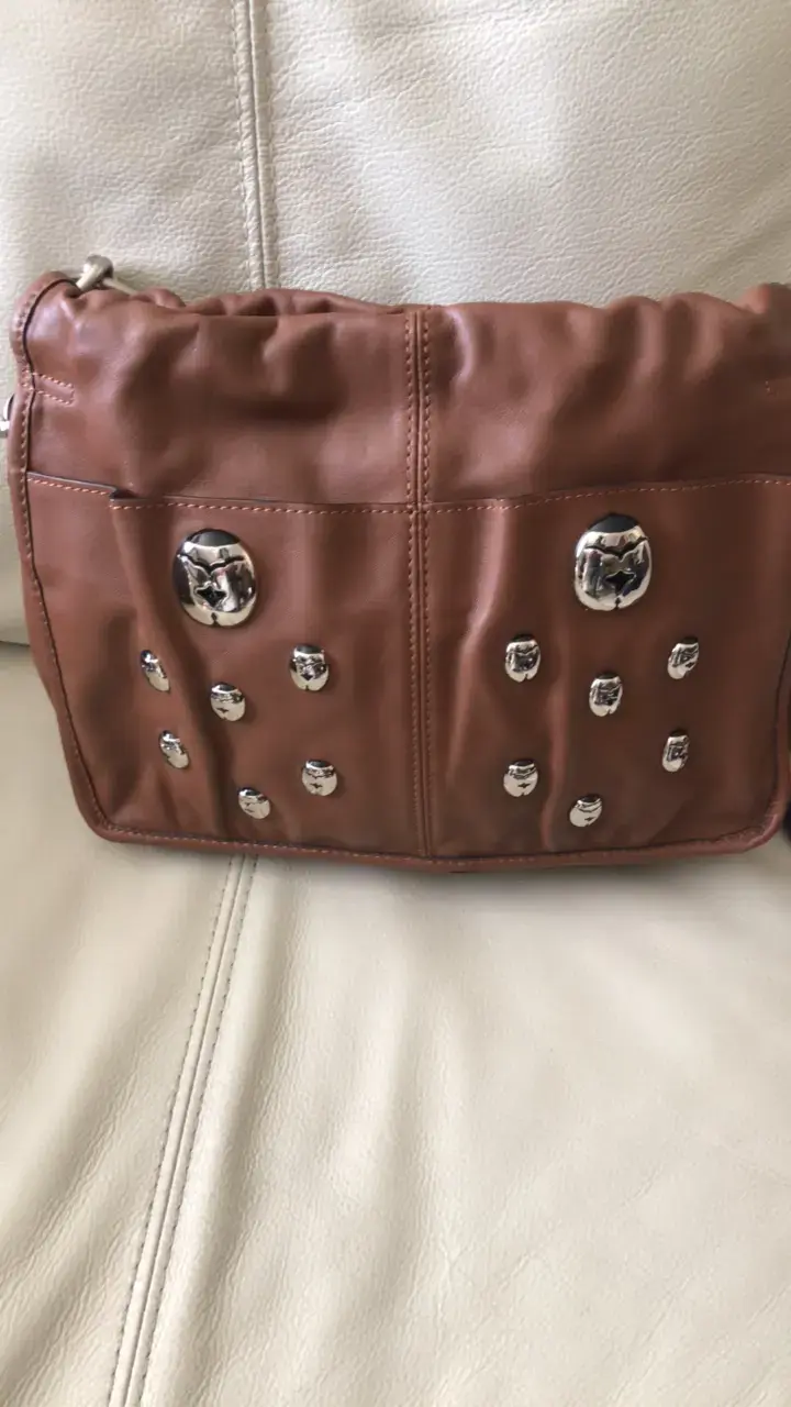 Cartera de cuero marrón con detalles metálicos