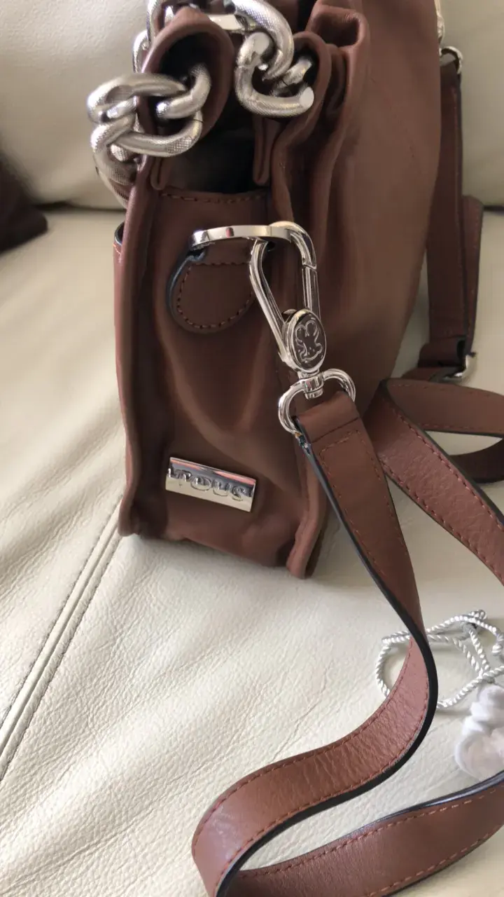 Cartera de cuero marrón con detalles metálicos - 2