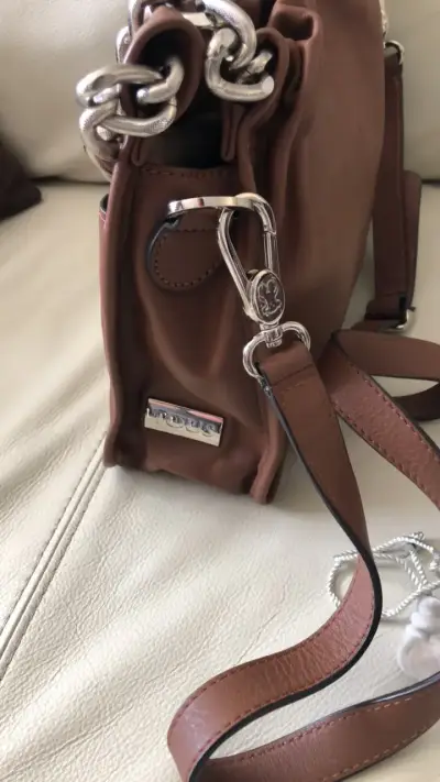Cartera de cuero marrón con detalles metálicos - miniatura 2