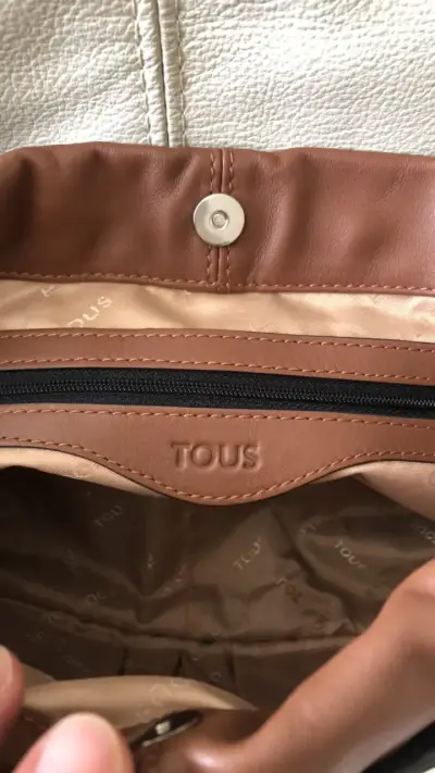 Cartera de cuero marrón con detalles metálicos - miniatura 3