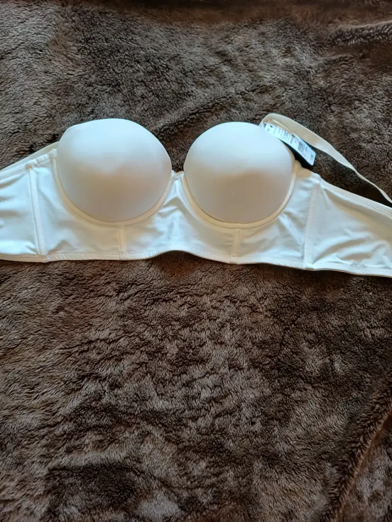 Sostén strapless blanco con soporte