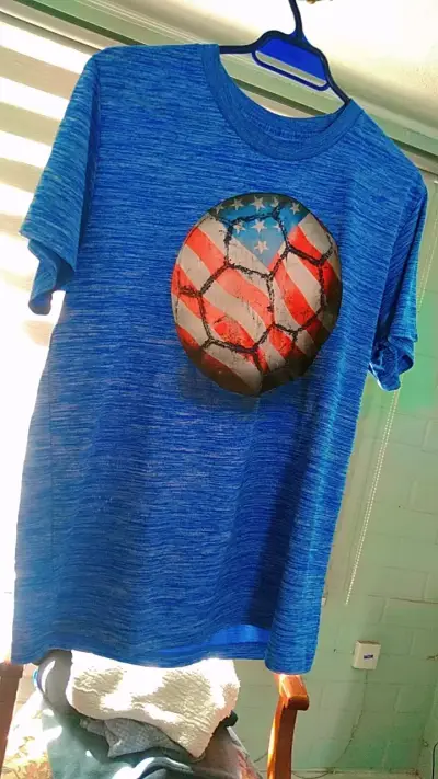 Polera azul con diseño de balón de fútbol - miniatura 1
