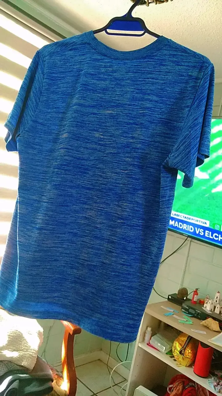Polera azul con diseño de balón de fútbol - 2