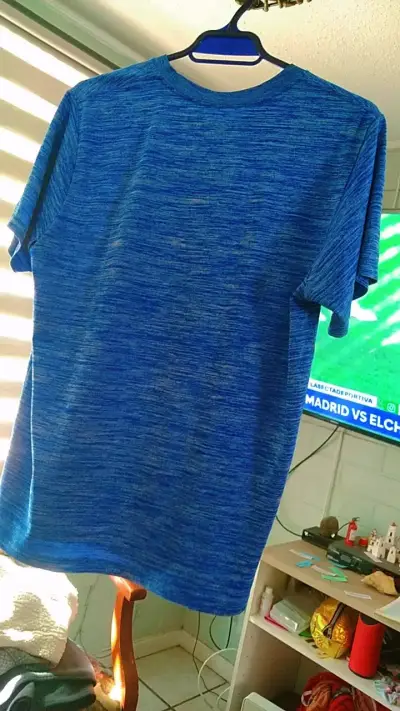Polera azul con diseño de balón de fútbol - miniatura 2