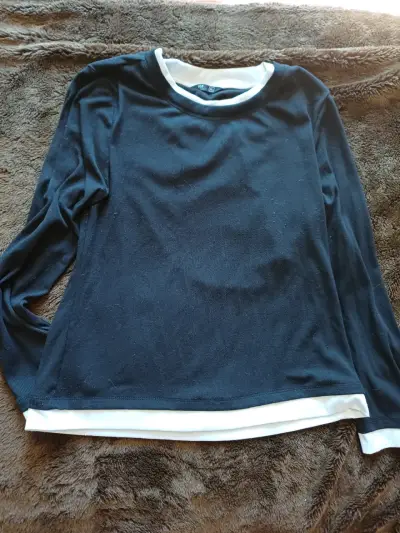 Polera negra de manga larga con detalles blancos - miniatura 1