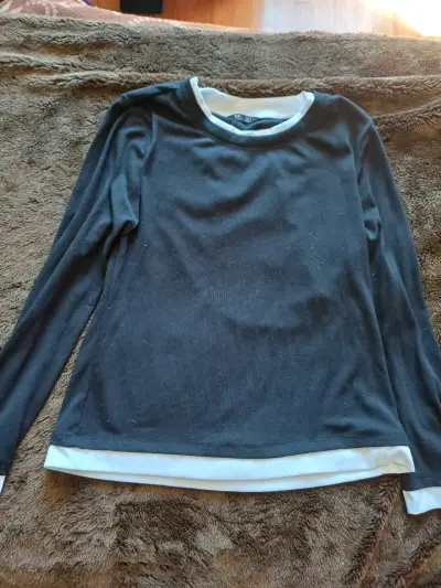 Polera negra de manga larga con detalles blancos - miniatura 2